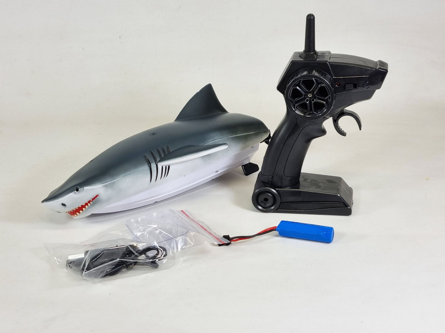 Remote Control Boat Shark RC Shark Boat Toy 2 in 1, 2.4GHz RC Electric Boat, Kids Electric Shark Toy for Pools and Lakes, Summer Toy Gift for Pool Lake Pond